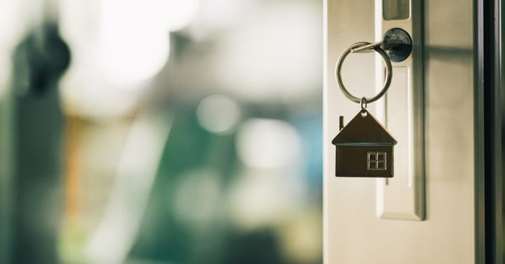 ”Jos asuntotarjontaa on alueella riittävästi, mutta asunnottomuutta ilmenee, kyseessä on enemmän syrjäytymiseen liittyvä ongelma. Tällöin tilanteen korjaaminen vaatii usein arkisten yksityiskohtien ratkaisemista: Saako luottotietonsa menettänyt hankittua kotivakuutuksen? Miten vakuuden maksaminen onnistuu? Miten syrjäytyneelle ihmiselle löytyy riittävää tukea asumisen aloittamiseen, että vuokrat hoituvat ajallaan ja asuminen sujuu häiriöttä?”, Suomen Vuokranantajien Sanna Hughes sanoo. Kuva: Shutterstock