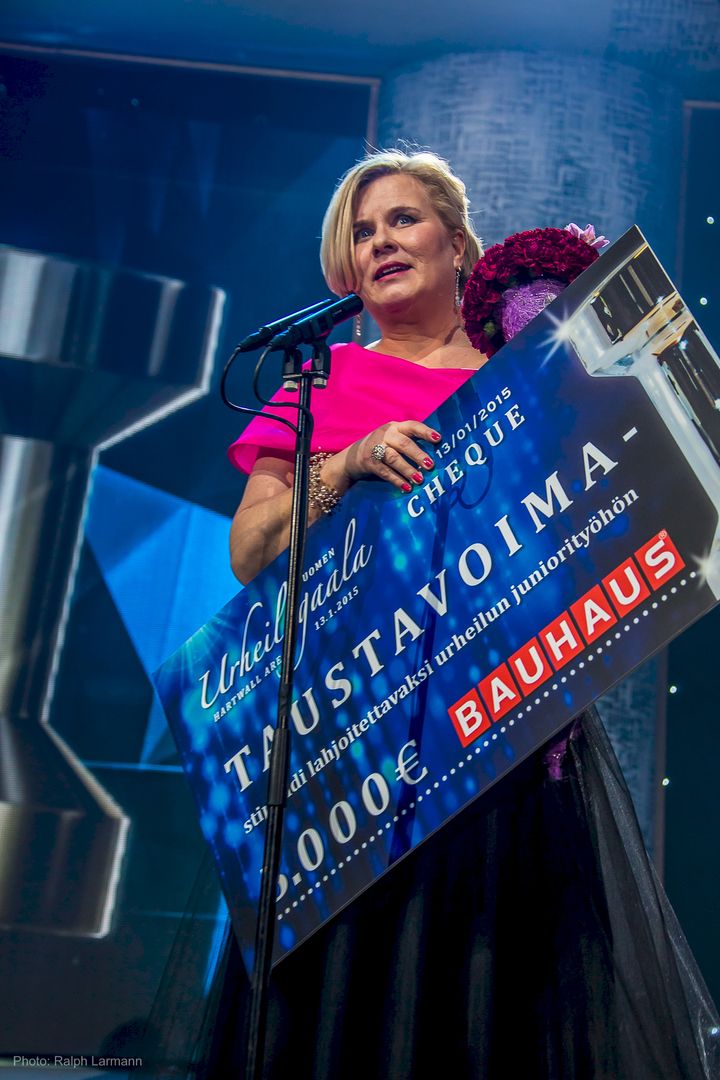 Leena Huovinen palkittiin Urheilugaalassa Taustavoima-tunnustuksella. Kuvaaja: Ralph Larmann.