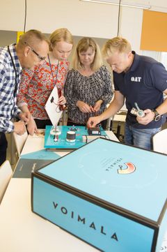 Ari Isomaa (vas.), Elina Frilund, Aija Salovaara ja Jaakko Tähtinen kokeilevat Voimalan toimintoja.
