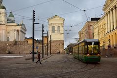 Senaatintorin valaisinpylväät ennen pimeän tuloa. Kuva: Teina Ryynänen / Helsingin kaupunkiympäristö.