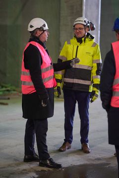 Ministeri Lintilä tutustumassa laitokseen Remeon toimitusjohtaja Johan Mildin kanssa.  Kuva: Neodes