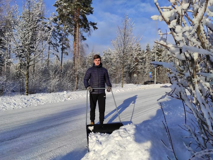 Lasse Uutelan 4H-yritys Uutelan pihatyöt loi ympärilleen nuorten yrittäjien verkoston, jonka kautta myös Uutelan kaverit saivat kesätöitä.