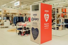 Emmy-myyntilaatikot tulevat Sokos-tavarataloihin. Kuva Sokos Tampereen uudesta kestävän muodin kerroksesta. Kuva: Karri Harju
