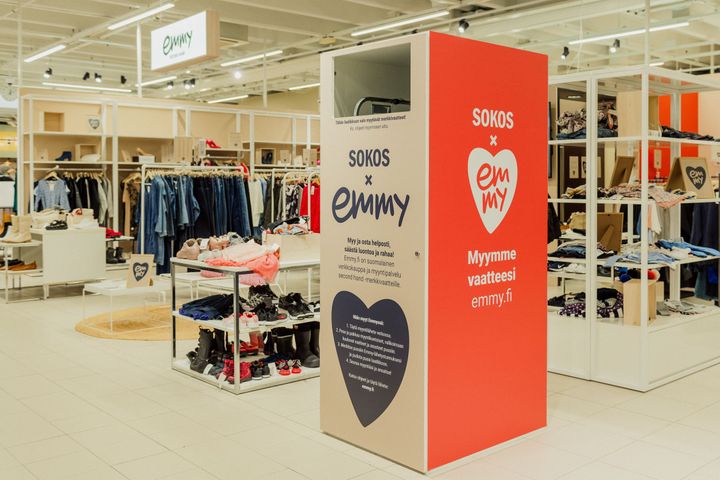 Emmy-myyntilaatikot tulevat Sokos-tavarataloihin. Kuva Sokos Tampereen uudesta kestävän muodin kerroksesta. Kuva: Karri Harju
