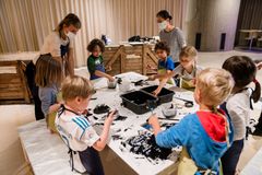 Creatures of Metsola, 2021. Artist Laura Merz and a group of local children from Espoo have created animal-themed illustrations to decorate the construction hoarding around the new Metsola day-care centre in Tapiola. Image: Paula Virta / EMMA – Espoo Museum of Modern Art.