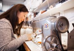 Käsineet valmistetaan käsityönä Suomessa. Niina Leppänen ompelee käsineitä Vihdin Nummelassa lahjatavara- ja käsinemyymälän suuressa takahuoneessa. Kuva: Sanna Nuutinen / Foto Bakery Oy