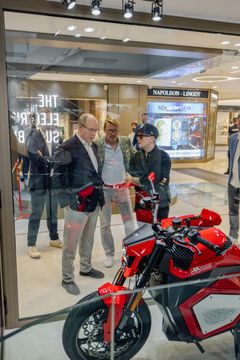 Monacon ruhtinas Albert sekä Vergen sijoittaja ja Advisory Boardin jäsen Mika Häkkinen ihailivat pyörää Vergen uudessa lippulaivamyymälässä Monacossa. Kuva: Verge Motorcycles