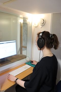 Testihenkilöt keskittyivät ääniin kuuntelukopeissa ja kirjasivat havaintonsa tietokoneelle. Kuva: Aalto-yliopisto / Niina Norjamäki