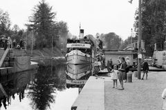 Laiva tulossa Vesijärveltä Vääksyn kanavaan 1955.
Kuvaaja Hannu Sirola