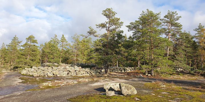 Sammallahdenmäen monimuotoiset pronssikautiset hautaröykkiöt ovat muinaisjäännös sekä yksi Suomen seitsemästä maailmanperintökohteesta. Kuva: Teija Tiitinen, Arkeologian kuvakokoelma, Museovirasto