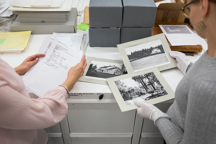 Kokoelmatyö on usein tärkeä osa museoalan opiskelijan harjoittelua. Kuva: Kerttu Penttilä