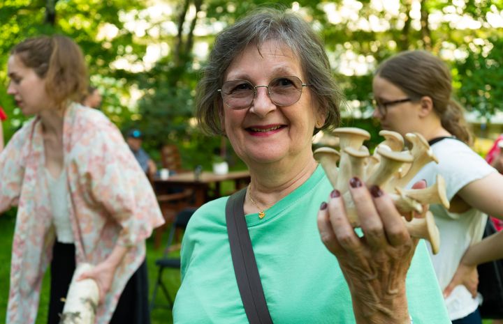 Kaupunkiviljely innosti helsinkiläisiä mukaan. Sadonkorjuun hetki oli yksi kohokohdista. Kuva: Markku Laine