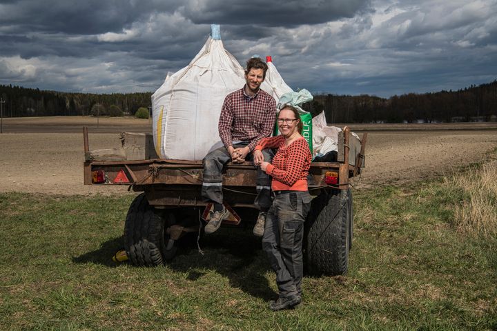 Jordbrukarna Sirkku Puumala och Patrick Nyström från Verkatakkila gård i Vichtis deltog i utvecklingen av Grunderna i regenerativt jordbruk. Foto: Kimmo Syväri.