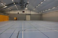 Golvet i den stora gymnastiksalen är byggd på handbollens villkor.