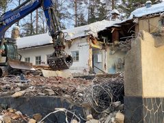 Byggnader på Solvalla som rivs för att bereda plats för nybygge. Foton: Jonas Jernström/Folkhälsan