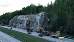 Rusnauksessa irtonainen kiviaines irrotetaan kalliosta koneellisesti. Kuva Hämeenlinnanväylältä Nurmijärvellä.