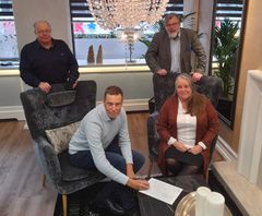 Kari Ahlbom (vas), Ari Routti ja Antti Fredrikson (edessä) Jyväskylän Kauppalaisseuran Säätiöstä sekä dekaani Hanna-Leena Pesonen Jyväskylän yliopiston kauppakorkeakoulusta tapasivat yhteistyön merkeissä.