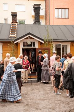 Ruiskumestarin talon 200-vuotisjuhlassa mennyt aika sekoittuu nykyiseen. Kuva: Helsingin kaupunginmuseo/Mari Valio