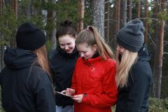 Lapin 4H-yhdistysten järjestämillä lasten ja nuorten Metsäpelileireillä Lapissa tutustutaan metsäisiin peleihin sekä digissä että livenä. Kuva: Anne Annala.
