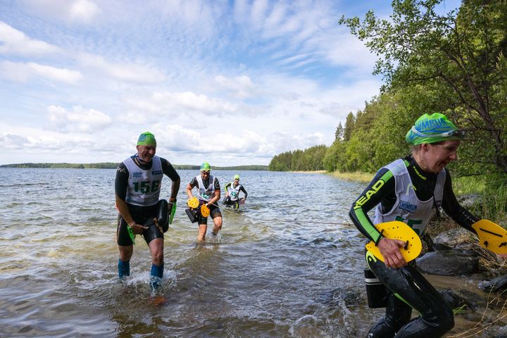 12 kilometrin Kuutti-sarjassa uintiosuuksia oli noin 3 kilometriä ja 24 kilometrin Norppa-sarjassa noin 5 kilometriä. Kuva Sami Kero.  