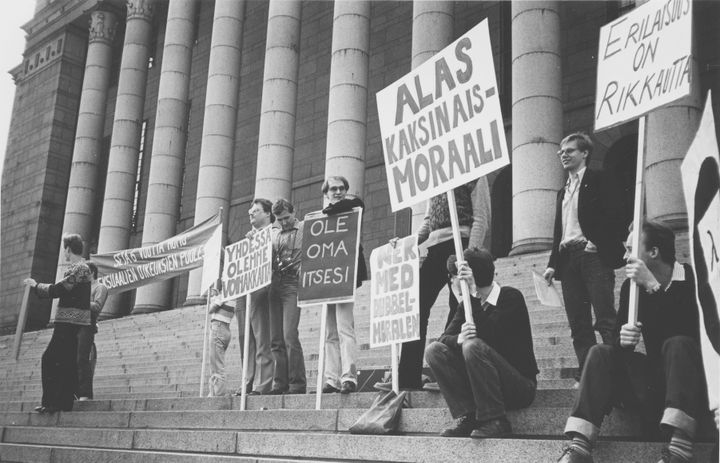 Samaa sukupuolta olevien suhteet eivät olleet 1971 alkaen enää rangaistavia. Poliittisena kompromissina voimaan jäivät korkeampi suojaikäraja ja kehotuskielto. Kuva 80-luvun alkupuolelta, Setan arkistot.