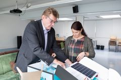 Isto Laaksonen ja Sanna Hirvola tutkivat, mitä kaikkea Voimala-oppimispaketista löytyy.