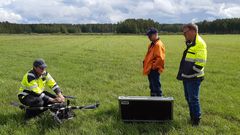 Tutkija Roope Näsi (vas.) kuvasi dronella peltoa Lappajärven Kärnässä. 