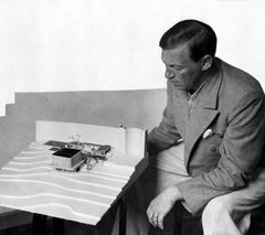 Valokuvassa Alvar Aalto ja Pariisin maailmannäyttelyn Suomen paviljongin pienoismalli, 1937. Kuva © Alvar Aalto -säätiö.