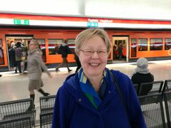 HSL:n toimitusjohtaja Suvi Rihtniemi juhlisti länsimetron avajaispäivää vierailemalla uusilla metroasemilla. Kuva: Matti Niiranen