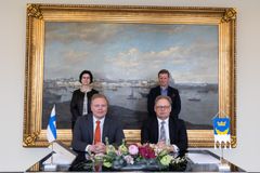 Akkitehtuuri- ja designmuseosäätiön perustamiskirjan allekirjoittivat tiede- ja kulttuuriministeri Antti Kurvinen ja Helsingin pormestari Juhana Vartiainen sekä opetus- ja kulttuuriministeriön kansliapäällikkö Anita Lehikoinen ja Helsingin kaupungin kansliapäällikkö Sami Sarvilinna. Kuva: Paavo Jantunen, Helsingin kaupungin