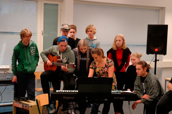 Hullu prinssi -musikaalin työryhmää lauluharjoituksessa. Kuva Samu Toivonen