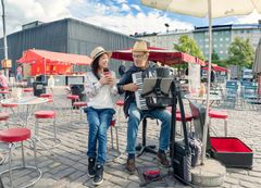 Tutkimuksen mukaan valtaosa helsinkiläisistä pitää siitä, että kaupungissa on paljon matkailijoita eri kulttuureista. (Kuva: Yiping Feng & Ling Ouyang, © Helsinki Marketing)