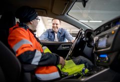 KK Automyynnin toimitusjohtaja Pasi Helenius palvelee asiakasta Porvoossa sijaisevassa liikkeessään. Kuva: Oscar Lindell.