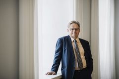 Helsingfors borgmästare Juhana Vartiainen deltar i en lekfull frågesport tillsammans med högstadie-elever under svenska veckan. Foto: Jetro Stavén