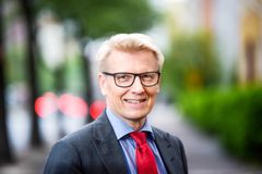 Asunto-, energia- ja ympäristöministeri Kimmo Tiilikainen vastaanottaa IEA:n Suomen vuoden 2018 maatutkinnan. Kuva: Teemu Kuusimurto.