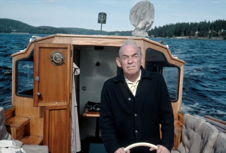 Alvar Aalto suunnittelemassaan "Nemo Propheta in Patria" -veneessä. Kuva Alvar Aalto -säätiö.