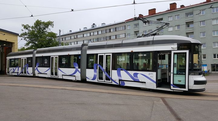 Suomi 100 -Artic Vallilan varikon pihalla. Kuva: HKL / Heli Hietala