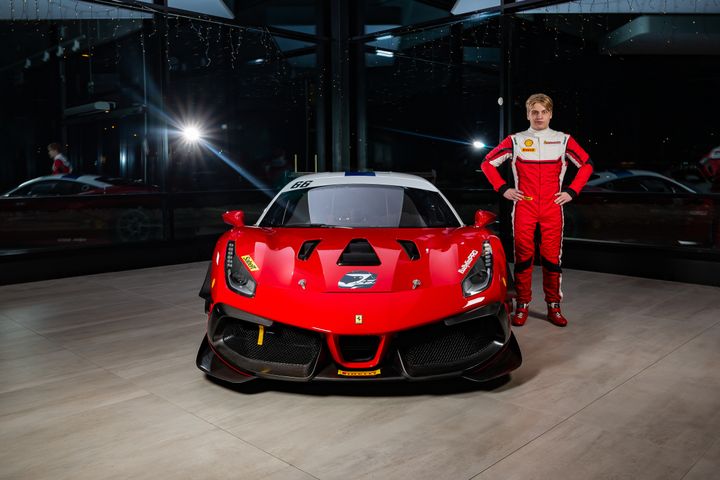 16-vuotias Luka Nurmi on solminut Ferrarin kanssa kahden vuoden sopimuksen ajaa tehdastallin Ferrari 488 Challenge Evo -autolla Ferrari Challenge -merkkiluokan Euroopan mestaruussarjaa. Kuva: Antti Miettinen