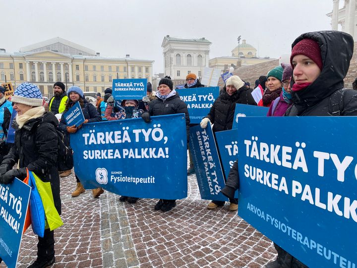 Palkkapäivä-mielenosoitus Helsingin Senaatintorilla 5.4.2022 (kuva: Krista Alm)