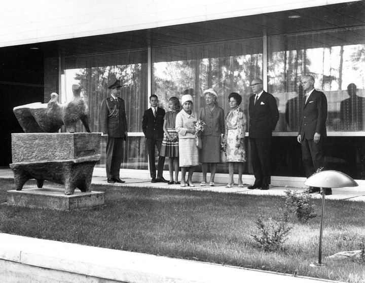 Museon avajaiset 1965. Didrichsenin perhe vastaanottamassa Urho ja Sylvi Kekkosta sekä Ateneumin taidemuseon intendentti Aune Lindströmiä. / Museets öppnande 1965. Familjen Didrichsen tar emot Urho och Sylvi Kekkonen samt Konstmuseet Ateneums intendent Aune Lindström.