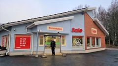 Myymäläpäällikkö Marika Heinänen esittelee Konginkankaan uuden Salen juuri teipattuja ikkunoita. Sisällä uuden myymälän valmistelutyöt ovat käynnissä. Myymälä avataan 17.11.2022. Kuva: Keskimaa