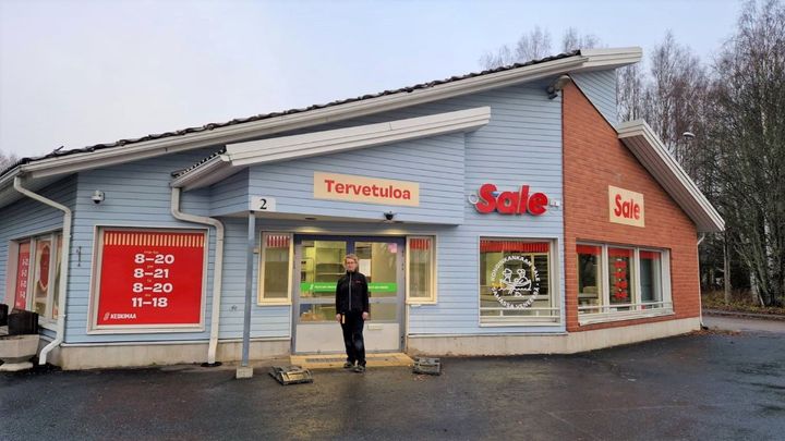 Myymäläpäällikkö Marika Heinänen esittelee Konginkankaan uuden Salen juuri teipattuja ikkunoita. Sisällä uuden myymälän valmistelutyöt ovat käynnissä. Myymälä avataan 17.11.2022. Kuva: Keskimaa