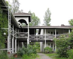 Tuulenkylä -yhteisö rakennettiin Jyväskylän Kuokkalaan v. 1985 Arkkitehtitoimisto Moilanen & Jääskeläinen suunnitelmien mukaan. Kuva Keski-Suomen museo, Ulla Pohjamo. Kuvankäsittely Maija Holma.