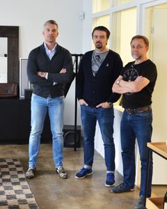 Kaapelitehtaan kellokeskittymän vaikuttajat Sami Astala, Stepan Sarpaneva ja Antti Kautto yhteiskuvassa.