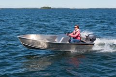 The small and sporty Buster Mini Sport is a new, redesigned version of the Buster Mini, the smallest boat in the Buster range. The steering console and the larger engine rating make the nifty Buster Mini well-suited for short-distance travel or younger boaters’ first console boat.