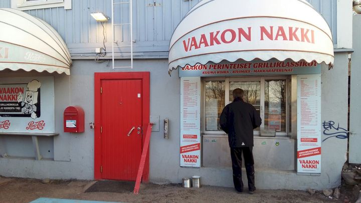 Perinteistä grillikulttuuria vaaliva Vaakon Nakki juhlii syntymäpäiviään 25.-28.4. synttäritarjouksin. Kuva: Vaakon Nakki
