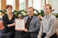 Kuvassa johtava asiantuntija Sari-Annika Pettinen ja yksikön johtaja Jarmo Kokkonen Kirkkohallituksen Kasvatus ja perheasiat -yksiköstä sekä Setan puheenjohtaja Sakris Kupila. Tunnustus vastaanotettiin Kirkkohallituksen tiloissa Helsingissä 14.9.2021.