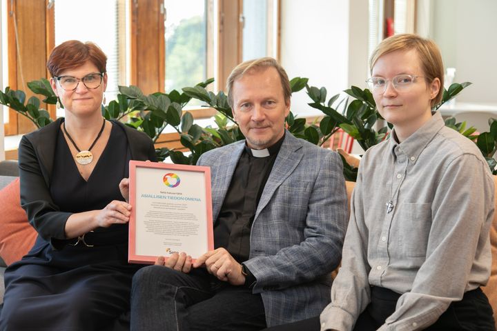 Kuvassa johtava asiantuntija Sari-Annika Pettinen ja  yksikön johtaja Jarmo Kokkonen Kirkkohallituksen Kasvatus ja perheasiat -yksiköstä sekä Setan puheenjohtaja Sakris Kupila. Tunnustus vastaanotettiin Kirkkohallituksen tiloissa Helsingissä 14.9.2021.