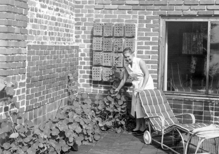 Elissa Aalto Muuratsalon koetalon patiolla. Kuva © Alvar Aalto -säätiö.