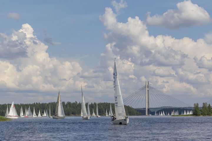 Päijänteen Korpilahdella ylittävä Kärkistensalmi kuuluu Päijännepurjehduksen parhaimpiin katselupaikkoihin. Tänä vuonna reitti purjehditaan pohjoisesta etelään, jolloin lähtösatama on Jyväskylässä ja maali Padasjoella. Kuva: Pepe Korteniemi.